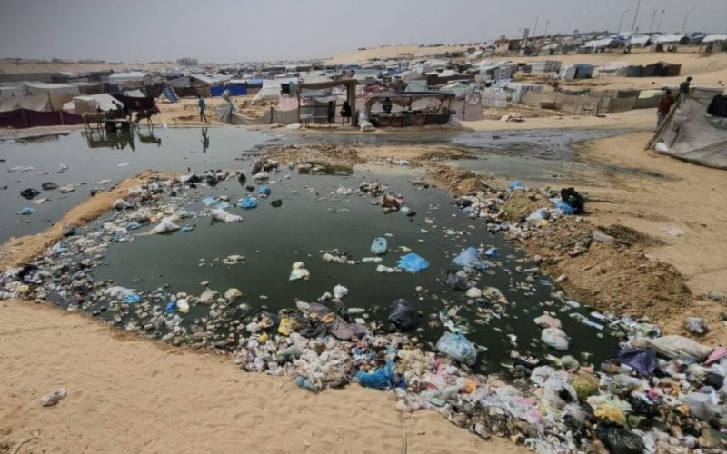 تقرير يحذّر من انهيار بيئي شامل في غزة.. و93% من الأسر تعاني نعدام الأمن المائي