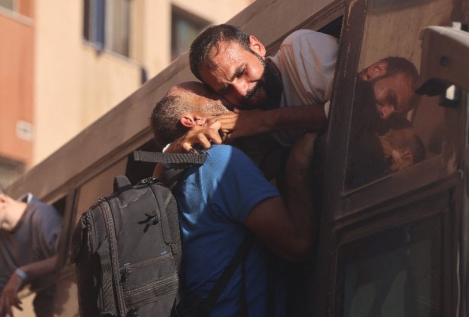 أسرى فلسطينون عائدون إلى غزة (أ.ف.ب)