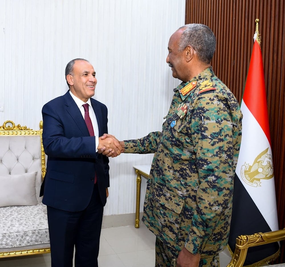 وزير الخارجية المصري بدر عبد العاطي يصافح رئيس مجلس السيادة الانتقالي السوداني عبد الفتاح البرهان خلال زيارته بورتسودان