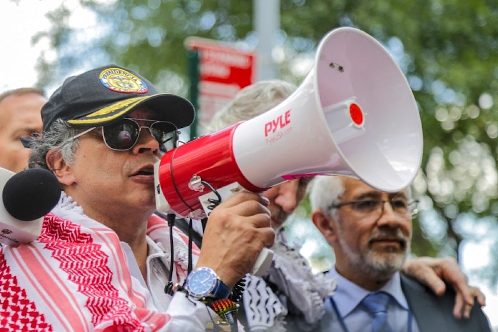 الرئيس الكولومبي غوستافو بيترو وهو يُلقي كلمةً أمام تجمعٍ مؤيدٍ للفلسطينيين أمام مقر الأمم المتحدة في نيويورك في 26 أيلول/سبتمبر 2025