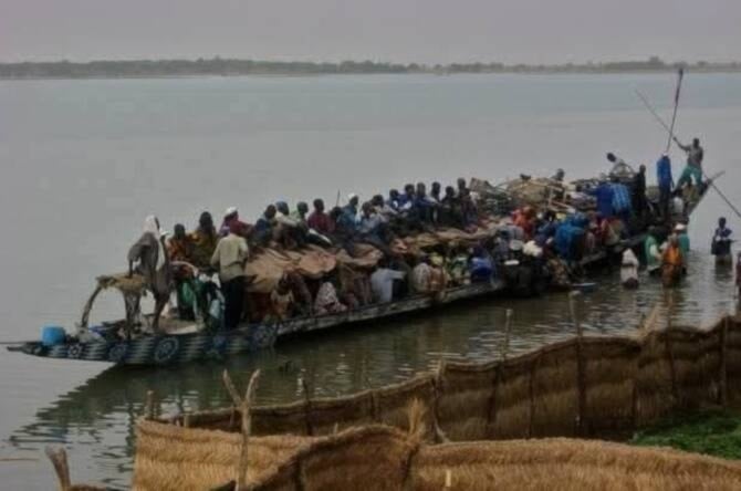 عشرات المسافرين يركبون قارباً في نهر النيجر في جنوب نيجيريا