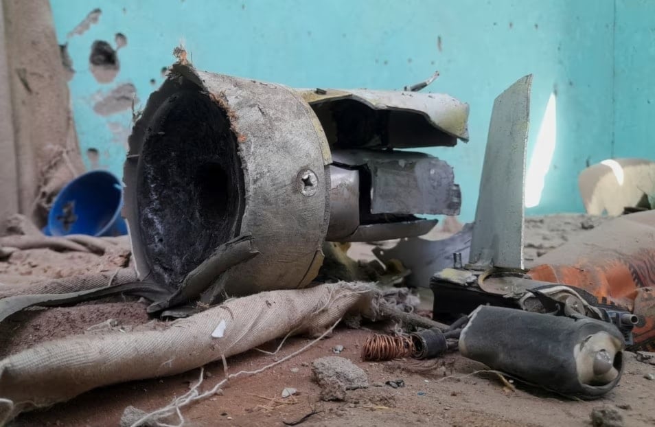 بقايا قذيفة استهدفت مركز اللاجئين في الفاشر في السودان (رويترز)