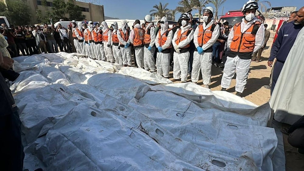 صلاة الجنازة بمشاركة طواقم الدفاع المدني على جثامين 54 شهيداً مجهول الهوية في مجمع ناصر الطبي في خان يونس جنوبي قطاع غزّة 22 تشرين الأول/أكتوبر 2025