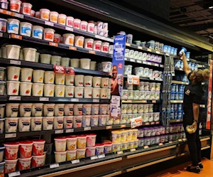 موظفة في أحد المؤسسات التجارية في ساندتون في جنوب أفريقيا (رويترز) موظفة في أحد المؤسسات التجارية في ساندتون في جنوب أفريقيا (رويترز)