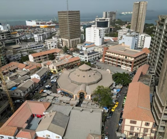 مشهد لسوق كيرميل في وسط مدينة داكار في السنغال (رويترز)