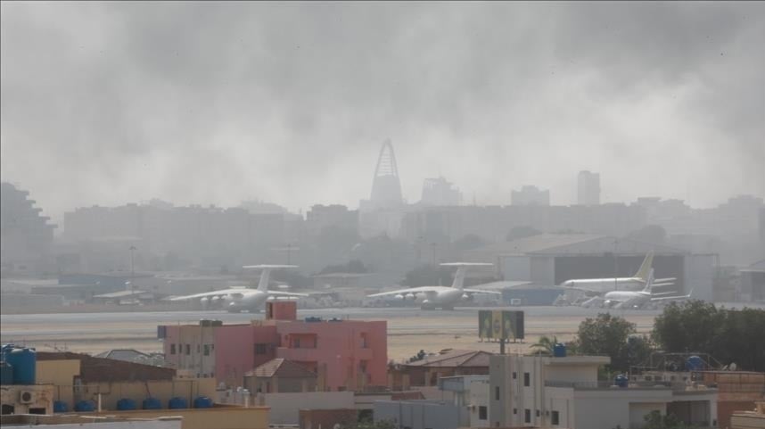 دخان يتصاعد قرب مطار الخرطوم في السودان