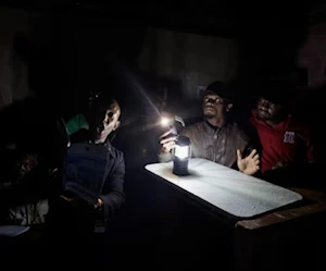 بدء عمليات فرز الأصوات في الكاميرون بعد الانتخابات في ظل انقطاع الكهرباء (رويترز) بدء عمليات فرز الأصوات في الكاميرون بعد الانتخابات في ظل انقطاع الكهرباء (رويترز)