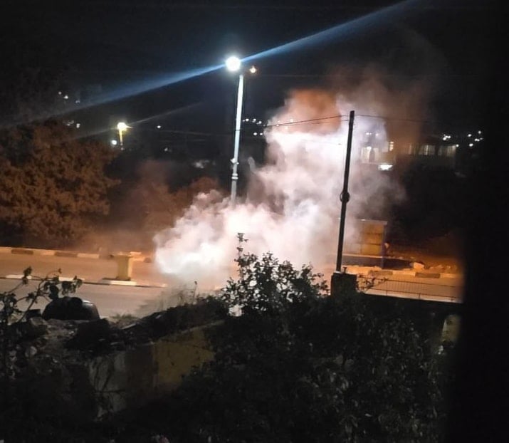 مواجهات بين الشبان الفلسطينيين وقوات الاحتلال في بلدة بيت فوريك شرق نابلس شمالي الضفة الغربية (وسائل إعلام فلسطينية)