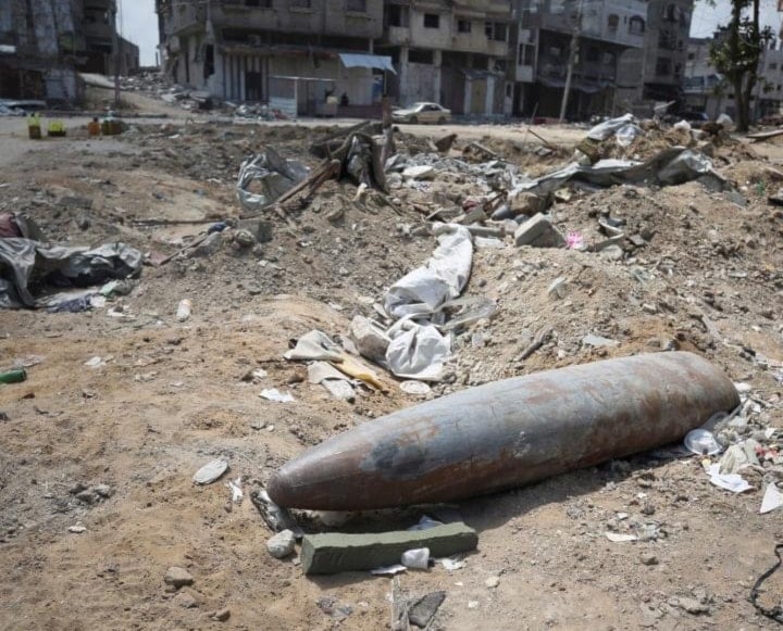 منظمة إغاثة: تطهير سطح غزة من القنابل غير المنفجرة قد يستغرق 30 عاماً