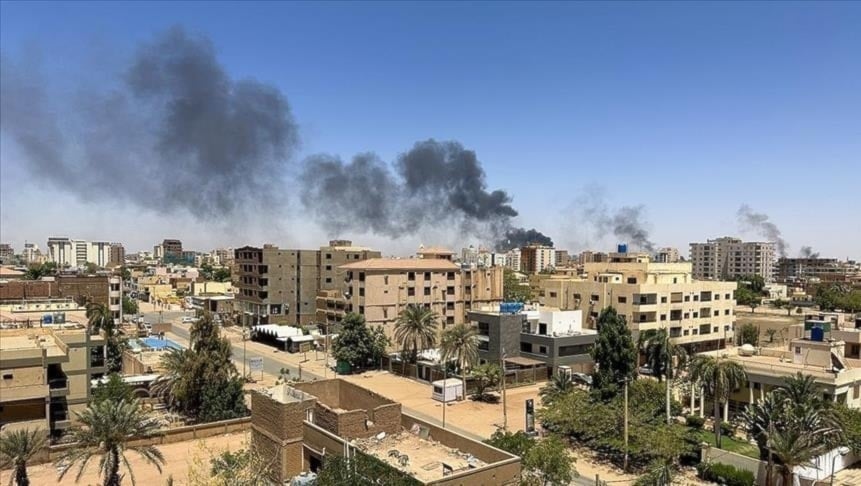 دخان يتصاعد من أحد الأماكن من جراء المعارك في السودان