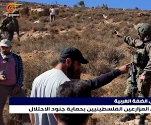 المستوطنون يهاجمون المزارعين الفلسطينيين بحماية جنود الاحتلال المستوطنون يهاجمون المزارعين الفلسطينيين بحماية جنود الاحتلال