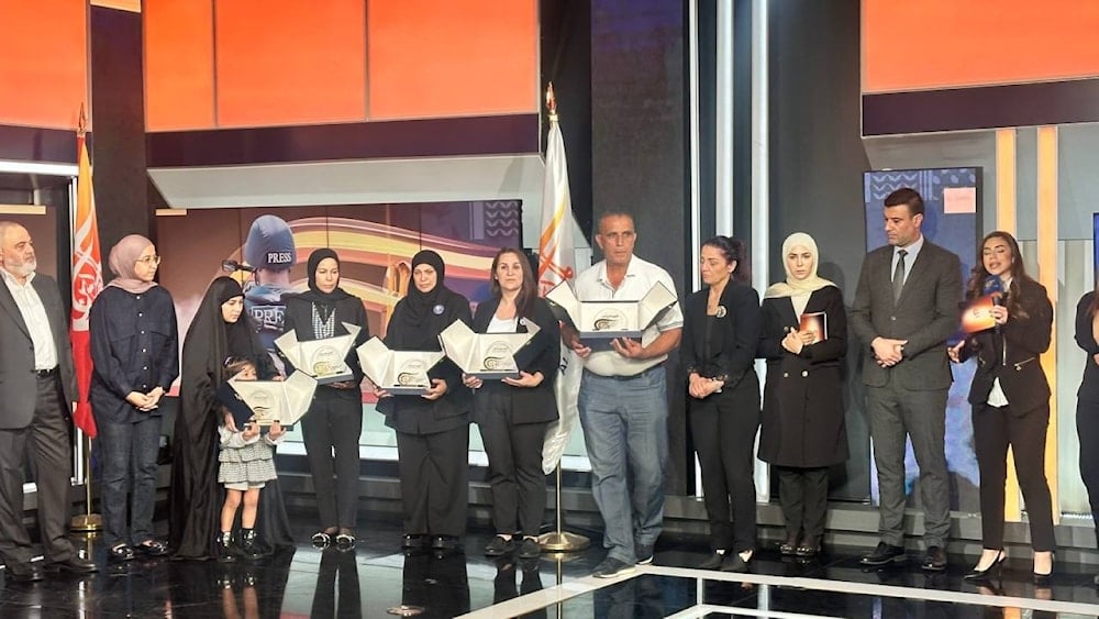 شبكة الميادين تمنح درع الشجاعة والإباء لذوي الشهداء الإعلاميين