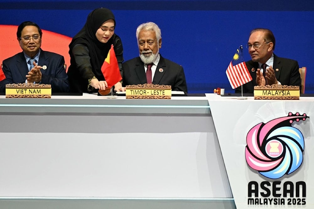 رئيسا وزراء فيتنام وماليزيا يشاهدان زانانا جوسماو يستعد لتوقيع وثيقة انضمام تيمور الشرقية رسمياً إلى رابطة