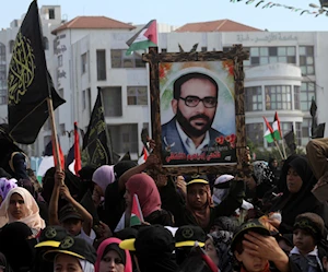فلسطينيون يرفعون صورة الأمين العام المؤسس لحركة الجهاد الإسلامي الشهيد الدكتور فتحي الشقاقي في قطاع غزّة (مواقع فلسطينية) فلسطينيون يرفعون صورة الأمين العام المؤسس لحركة الجهاد الإسلامي الشهيد الدكتور فتحي الشقاقي في قطاع غزّة (مواقع فلسطينية)