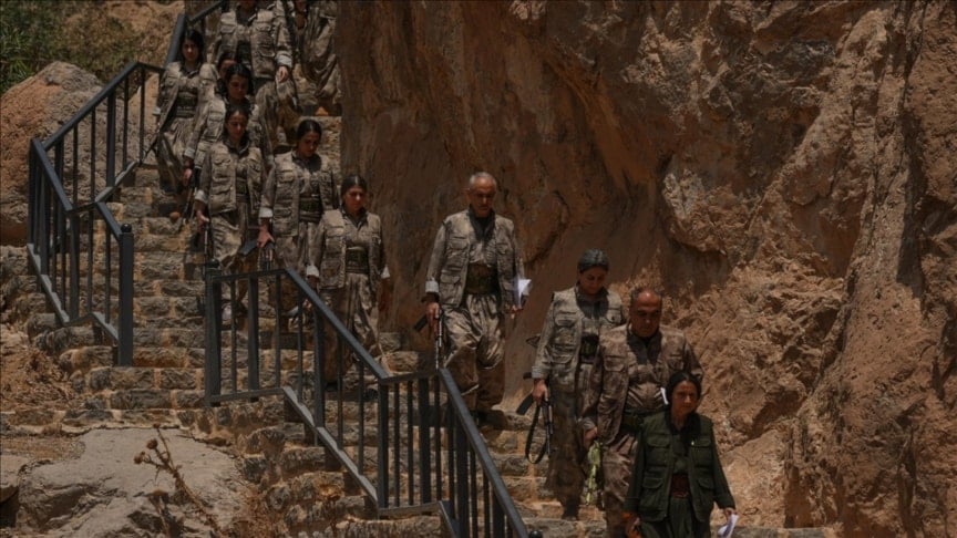 مقاتلون من حزب العمال الكردستاني يحرقون أسلحتهم بشكل رمزي في السليمانية شمال العراق (الأناضول)