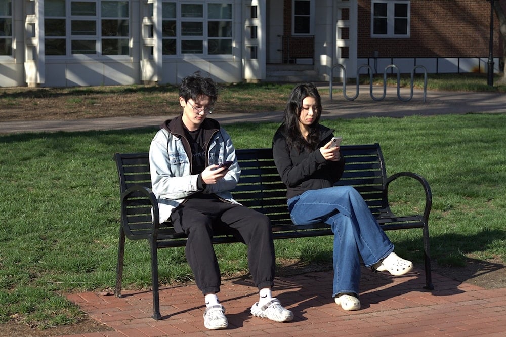 الإنسان المعاصر أصبح يعيش حالة من 