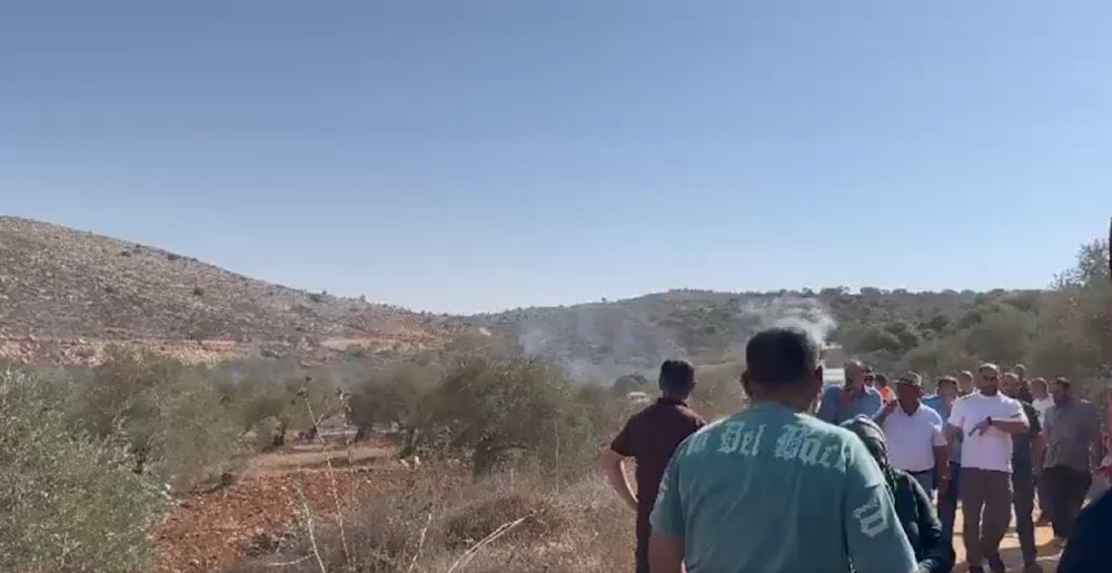 مستوطنون بحماية