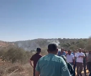 مستوطنون بحماية "جيش" الاحتلال يهاجمون المزارعين في بلدة ترمسعيا شمال رام الله في الضفة الغربية (تواصلاجتماعي) مستوطنون بحماية "جيش" الاحتلال يهاجمون المزارعين في بلدة ترمسعيا شمال رام الله في الضفة الغربية (تواصلاجتماعي)