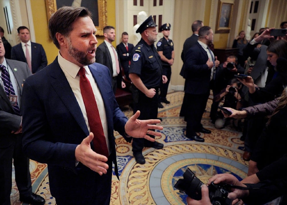 نائب الرئيس الأميركي جيه دي فانس يتحدث مع الصحافيين في مجلس الشيوخ (أ ف ب)