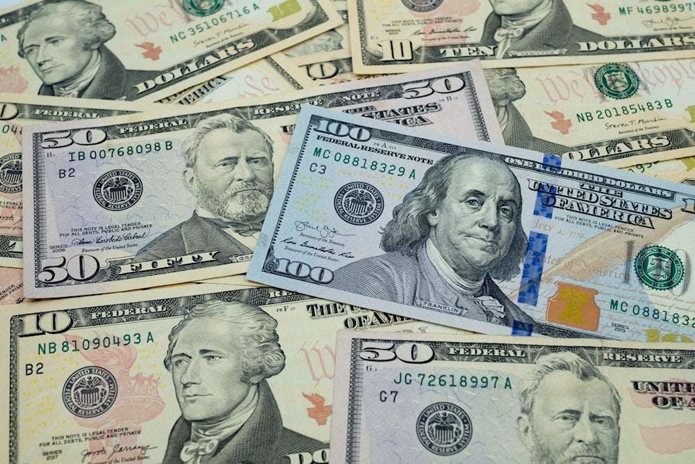 الدولار يتراجع بفغل ترجيح خفض جديد في أسعار الفائدة بالولايات المتحدة