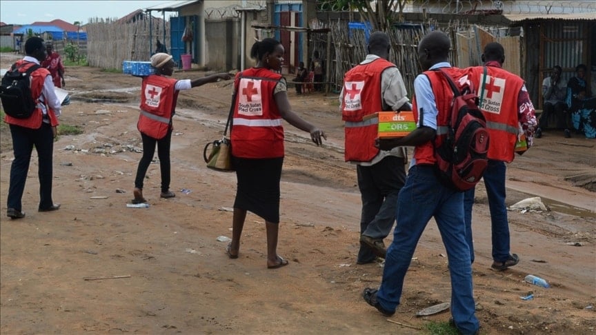 متطوعون في الصليب الأحمر يعملون في مدن السودان (وكالات)