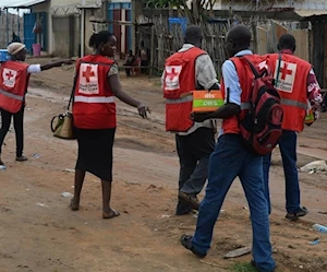 متطوعون في الصليب الأحمر يعملون في مدن السودان (وكالات) متطوعون في الصليب الأحمر يعملون في مدن السودان (وكالات)