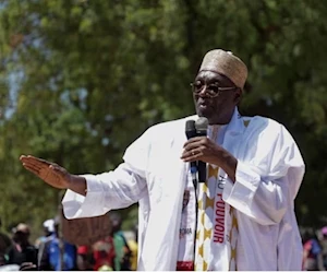 زعيم المعارضة والمرشح الرئاسي عيسى تشيروما باكاري يتحدث خلال حملته الانتخابية في ياجوا في الكاميرون (رويترز) زعيم المعارضة والمرشح الرئاسي عيسى تشيروما باكاري يتحدث خلال حملته الانتخابية في ياجوا في الكاميرون (رويترز)