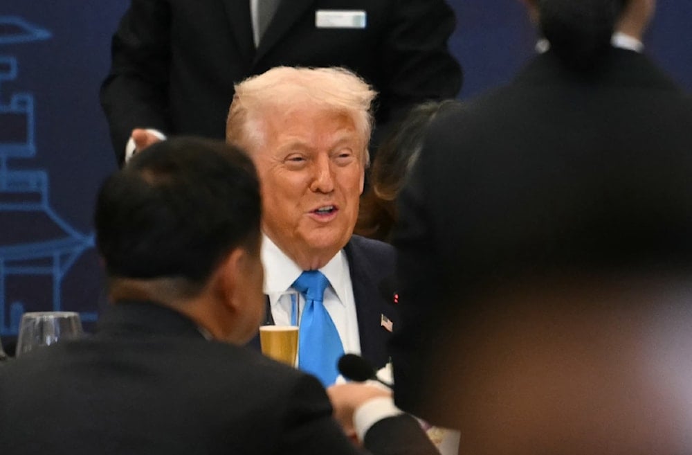 الرئيس الأميركي دونالد ترامب يتحدث خلال عشاء خاص أقامه رئيس كوريا الجنوبية لي جاي ميونج على شرفه وقادة الدولة في فندق هيلتون جيونججو (أ ف ب)