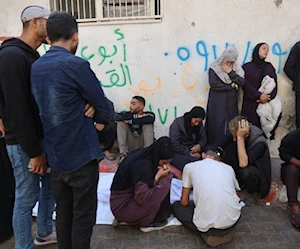 فلسطينيون يشيعون جثمان أحد أقاربهم الذي قتل في غارات إسرائيلية ليلية، في مستشفى الشفاء بمدينة غزة (أ ف ب) فلسطينيون يشيعون جثمان أحد أقاربهم الذي قتل في غارات إسرائيلية ليلية، في مستشفى الشفاء بمدينة غزة (أ ف ب)