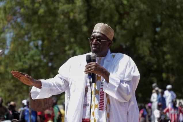 زعيم المعارضة والمرشح الرئاسي عيسى تشيروما باكاري يتحدث خلال حملته الانتخابية في ياجوا في الكاميرون (رويترز)