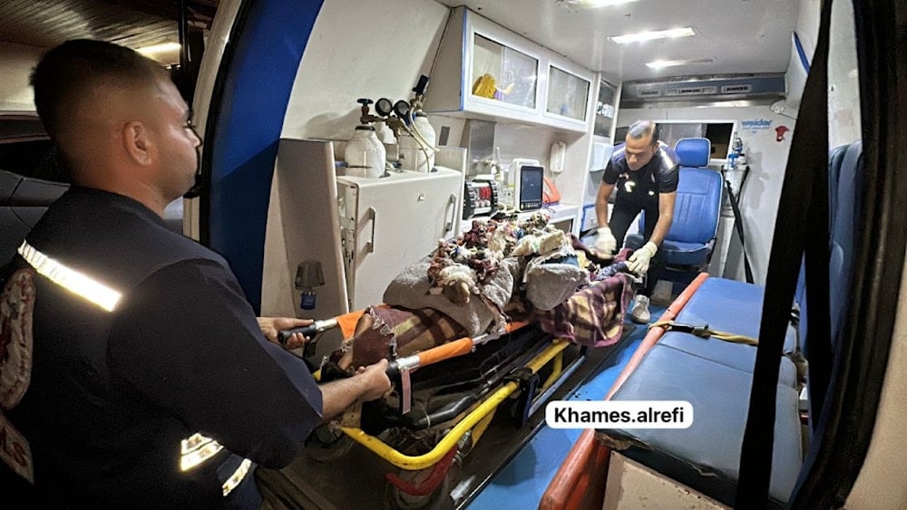 وصول شهيدة إضافة لأشلاء شهداء إلى مستشفى المعمداني من جراء الاستهداف الأخير لمنزل يعود لعائلة عويضة في حي الزيتون جنوب مدينة غزة 29 تشرين الأول/أكتوبر 2025