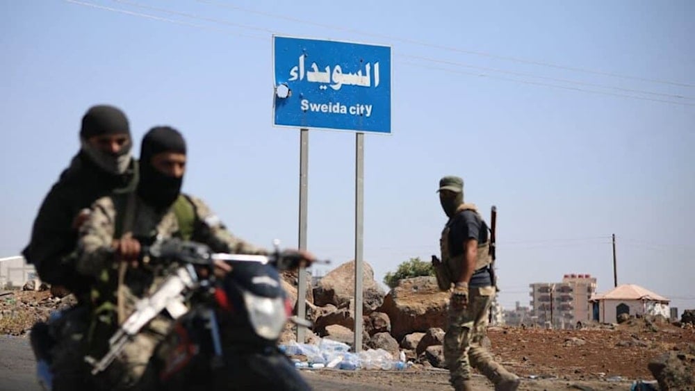 عناصر من الأمن السوري العام يجتمعون عند أطراف مدينة السويداء 19 تموز/يوليو 2025 (أ ف ب)