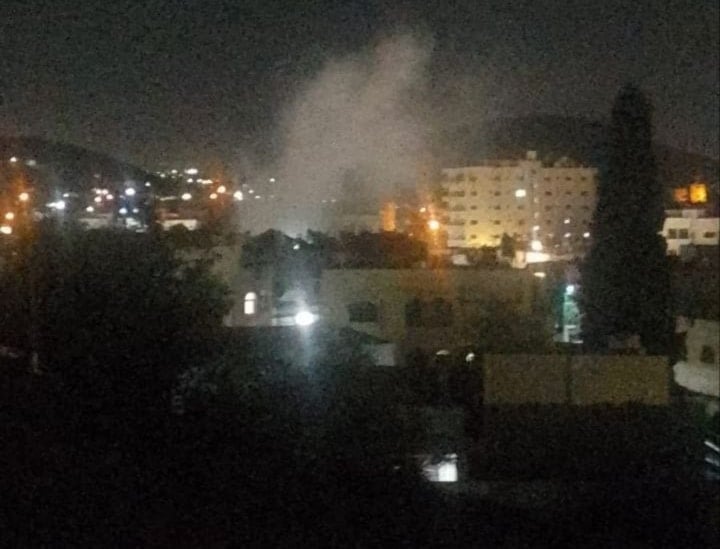 دخان يتصاعد بعد تفجير سرايا القدس – كتيبة جنين عبوة ناسفة أرضية من نوع 