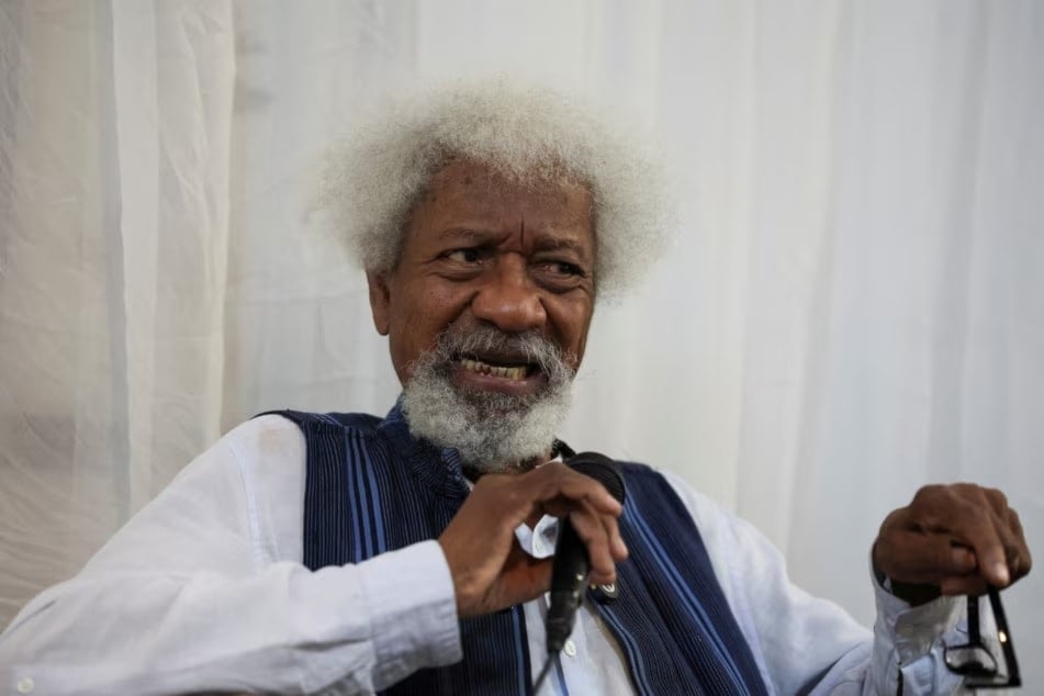 وولي سوينكا الحائز على جائزة نوبل (رويترز)