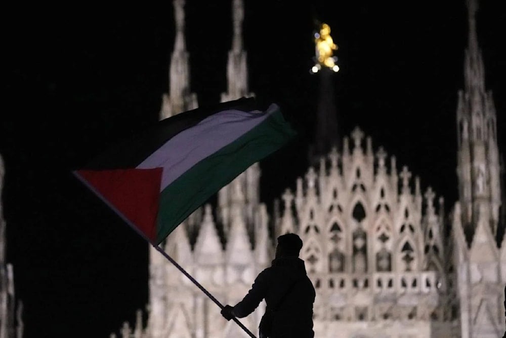 متظاهر مؤيد للفلسطينيين يلوح بعلم فلسطين خلال احتجاج للتنديد باعتراض الاحتلال الإسرائيل لأسطول الصمود العالمي في ميلانو، إيطاليا، في 2 تشرين الأول/ أكتوبر 2025 (أ ف ب)