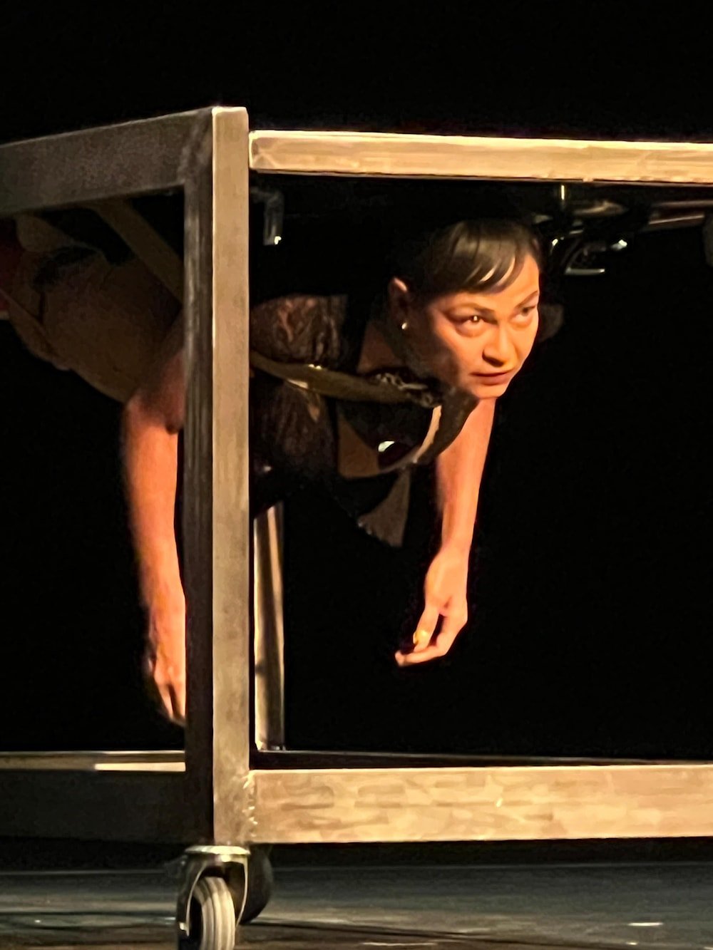 برناديت جسد صامت معلق بالمقلوب