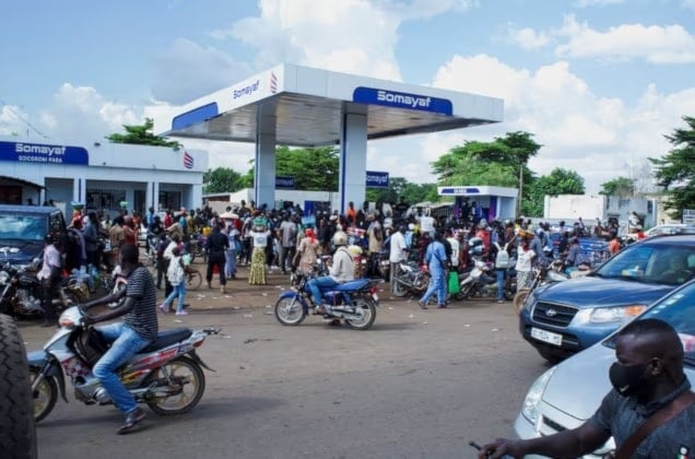 مواطنون يتجمعون أمام محطة وقود بسبب نقص البنزين في العاصمة باماكو في مالي (رويترز)