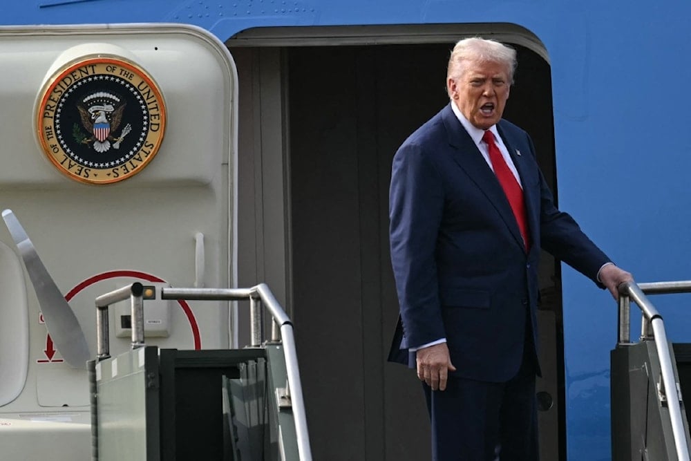 الرئيس الأميركي دونالد ترامب على متن طائرة الرئاسة متوجهاً إلى كوريا الجنوبية (أ ف ب)