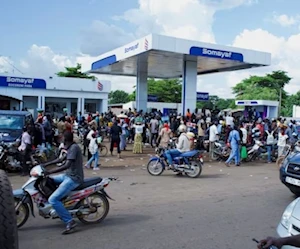 مواطنون يتجمعون أمام محطة وقود بسبب نقص البنزين في العاصمة باماكو في مالي (رويترز) مواطنون يتجمعون أمام محطة وقود بسبب نقص البنزين في العاصمة باماكو في مالي (رويترز)