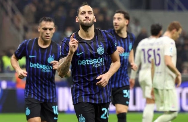 تشالهانوغلو بعد تسجيله (reuters)