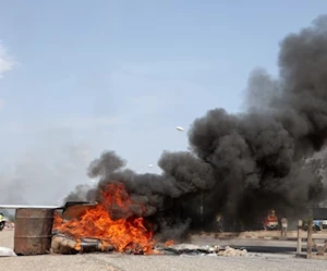 تصاعد الدخان والنيران من حاجز مشتعل وإطارات في جاروا وسط احتجاجات عنيفة دعت إليها المعارضة بعد فوز الرئيس بول بيا بولاية جديدة في الكاميرون (رويترز) تصاعد الدخان والنيران من حاجز مشتعل وإطارات في جاروا وسط احتجاجات عنيفة دعت إليها المعارضة بعد فوز الرئيس بول بيا بولاية جديدة في الكاميرون (رويترز)