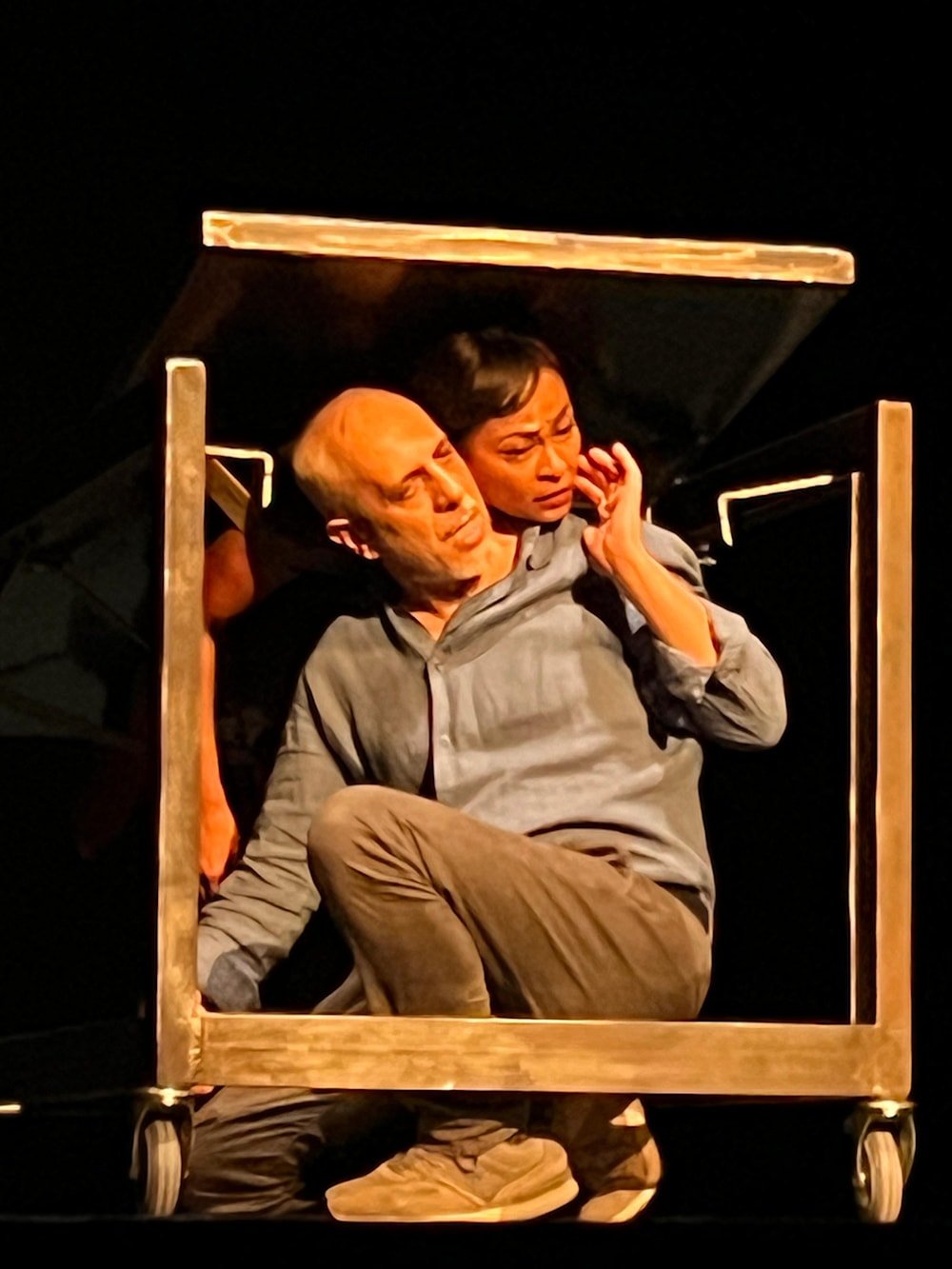 يحاول حملها على كتفيه 