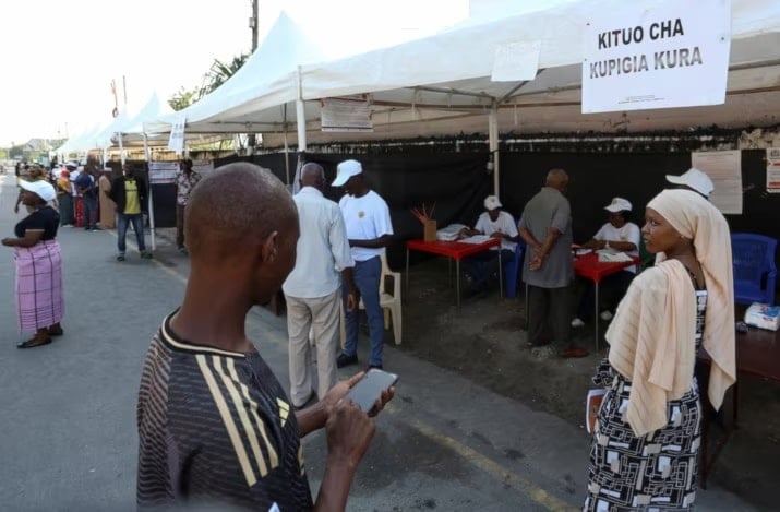 ناخبون يدلون بأصواتهم خلال الانتخابات العامة في مركز اقتراع في دار السلام في تنزانيا (رويترز)