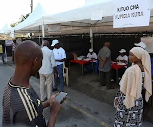 ناخبون يدلون بأصواتهم خلال الانتخابات العامة في مركز اقتراع في دار السلام في تنزانيا (رويترز) ناخبون يدلون بأصواتهم خلال الانتخابات العامة في مركز اقتراع في دار السلام في تنزانيا (رويترز)