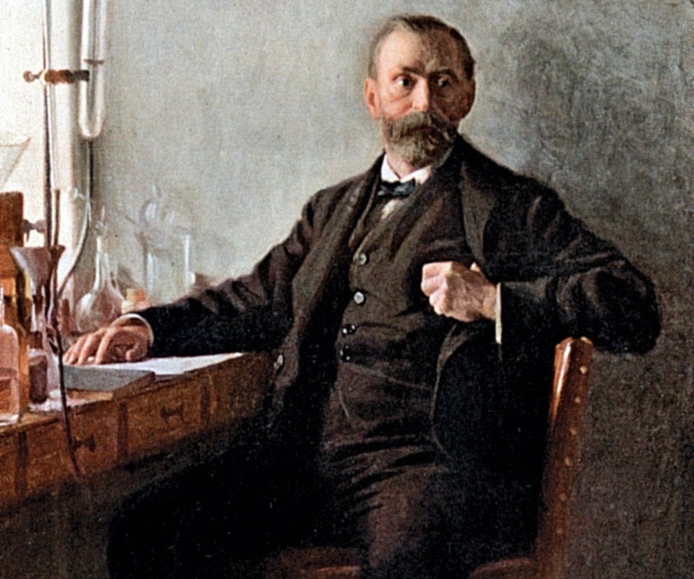 القصة أقل درامية مما تشيع الحكايات، فلا خيانة زوجية، ولا خصومة مع رياضي بعينه