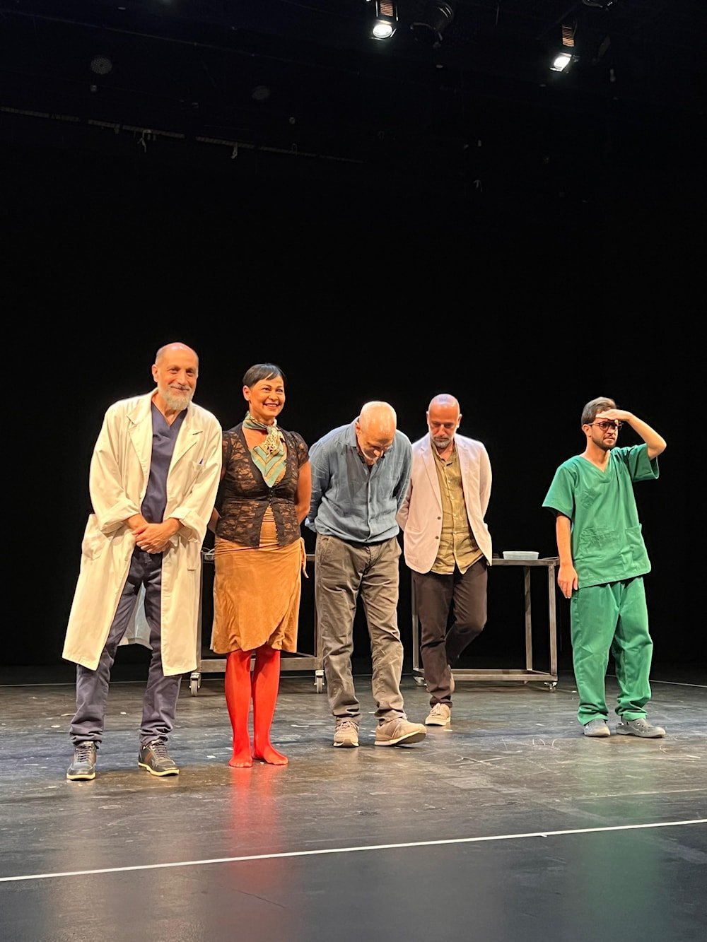 خماسي المسرحية وتحية الختام وسط تصفيق لم ينقطع