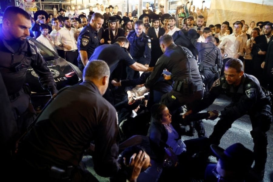 اشتباك بين شرطة الاحتلال والحريديم في تظاهرة اعتراضية على تجنيد طلاب المعاهد الدينية (أرشيفية)