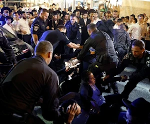 اشتباك بين شرطة الاحتلال والحريديم في تظاهرة اعتراضية على تجنيد طلاب المعاهد الدينية (أرشيفية) اشتباك بين شرطة الاحتلال والحريديم في تظاهرة اعتراضية على تجنيد طلاب المعاهد الدينية (أرشيفية)