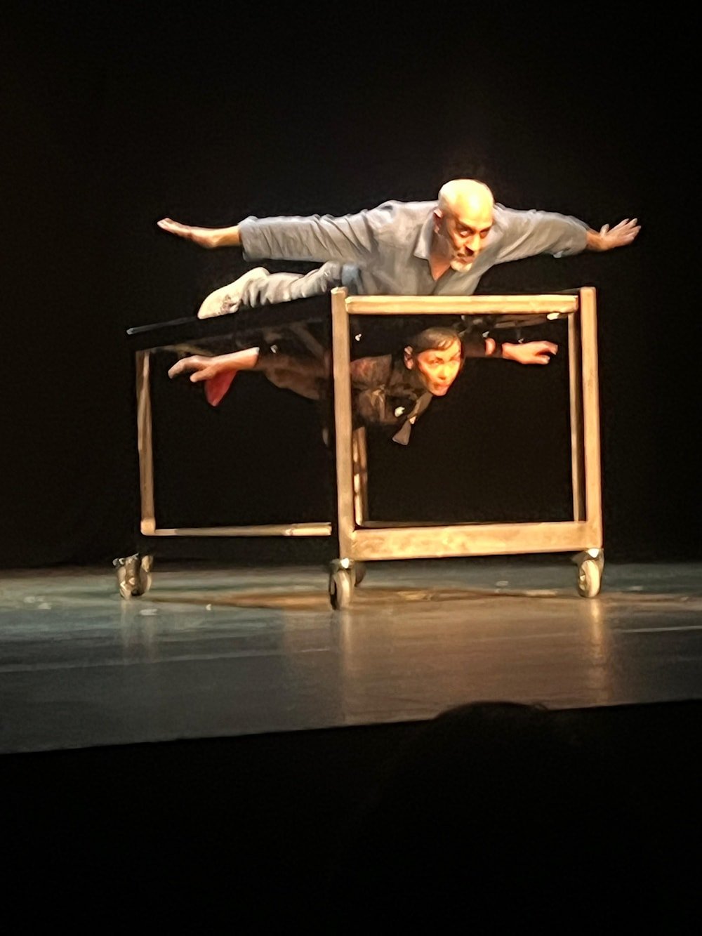 الزوجان عصام بوخالد وبرناديت حديب، في محاولة تحليق