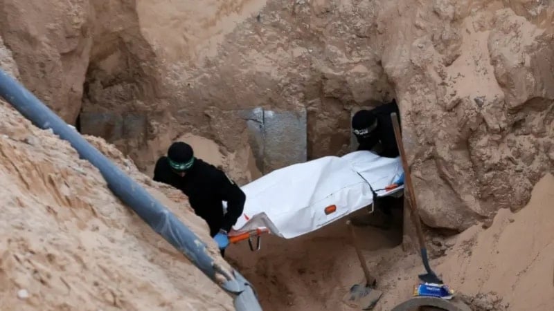 عناصر من كتائب القسام تستخرج جثة أحد الأسرى الإسرائيليين في قطاع غزة